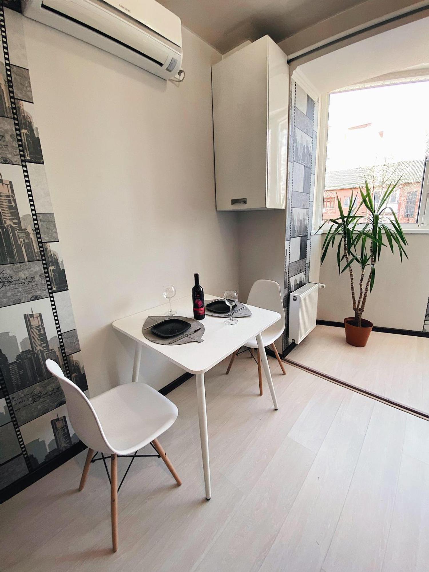 Helen Network: Central Studio Near Stadium and Korpusnyi Garden Apartment Poltava Room photo
